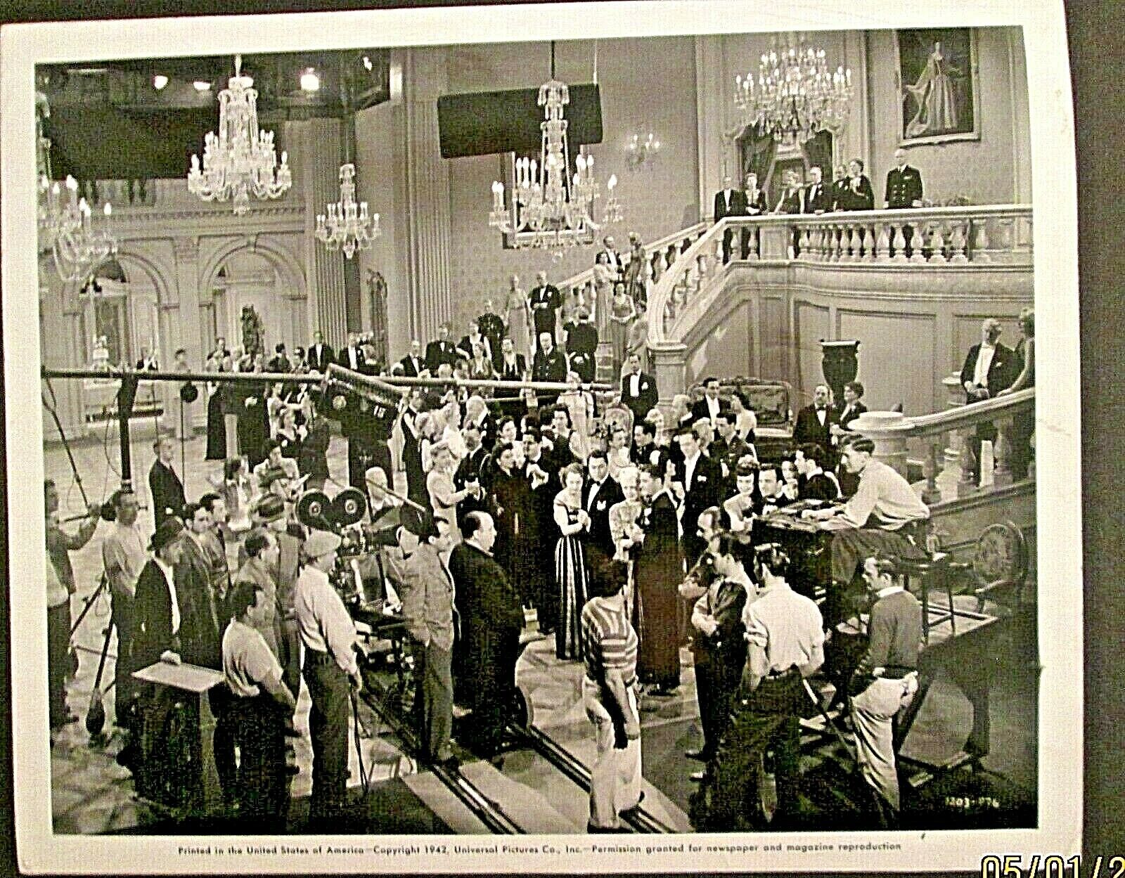 ALFRED HITCHCOCK: (SUSPICION) ORIG,1941 ON THE SET DIRECTING Photo Poster painting (CLASSIC)