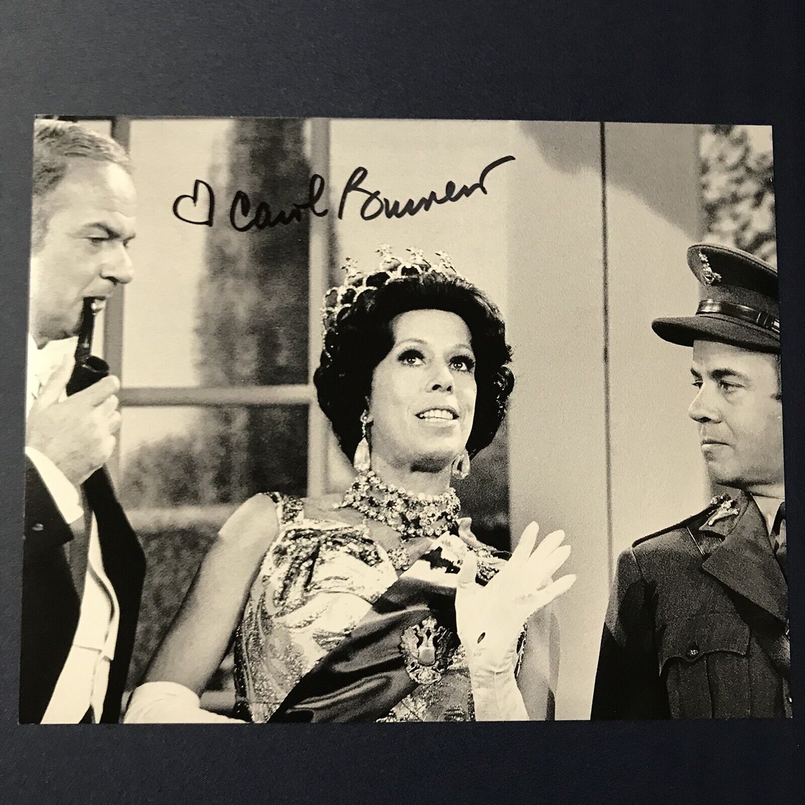 CAROL BURNETT SIGNED 8x10 Photo Poster painting ACTRESS AUTOGRAPH TV STAR CAROL BURNETT SHOW COA