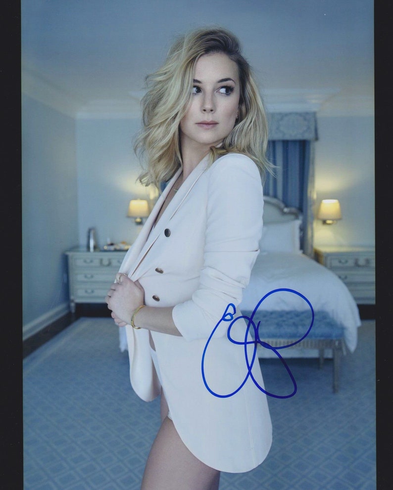 Emily VanCamp Signed Autographed Glossy 8x10 Photo Poster painting - COA Matching Holograms