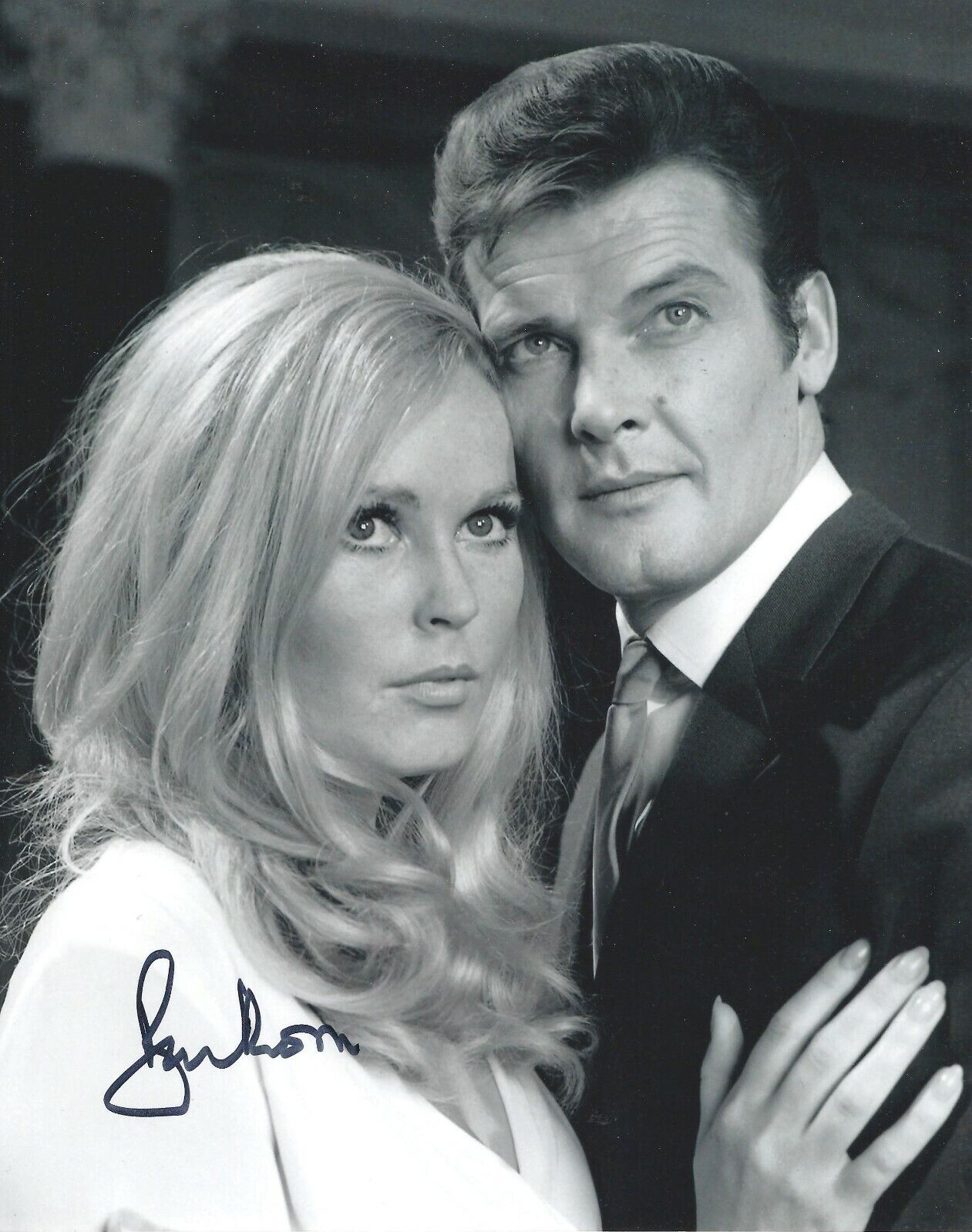 ROGER MOORE THE SAINT SIGNED 8x10 Photo Poster painting 2 - UACC RD AUTOGRAPH