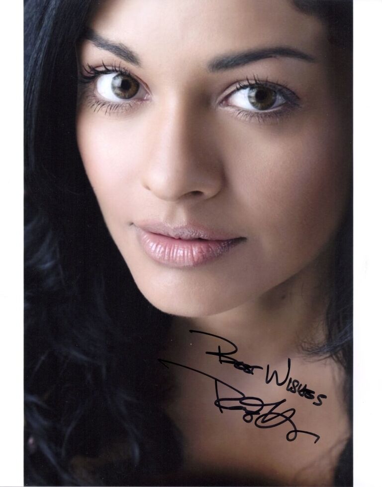 POOJA KUMAR SIGNED 8x10 Photo Poster painting - UACC & AFTAL AUTOGRAPH