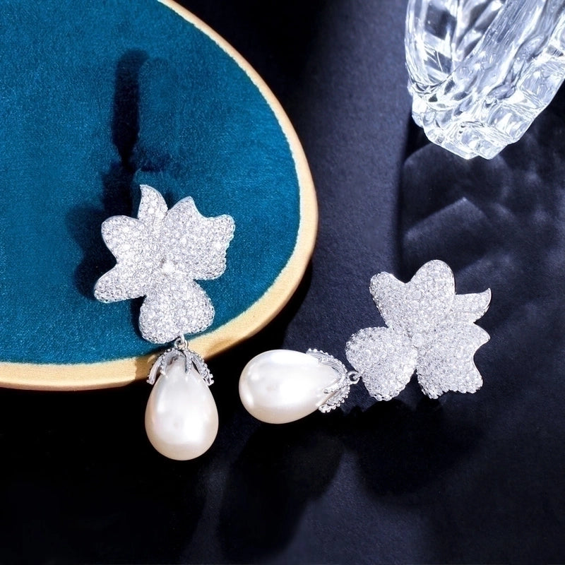 1 Pair Elegant Sweet Solid Color Plating Inlay Copper Artificial Pearls Artificial Diamond Rhodium Plated Silver Plated Drop Earrings