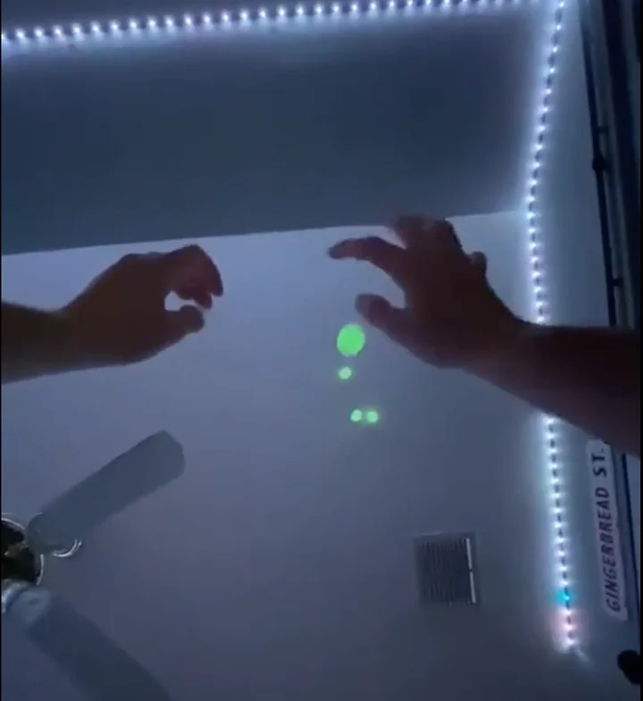 GLOW CEILING BALLS(4 PACK)