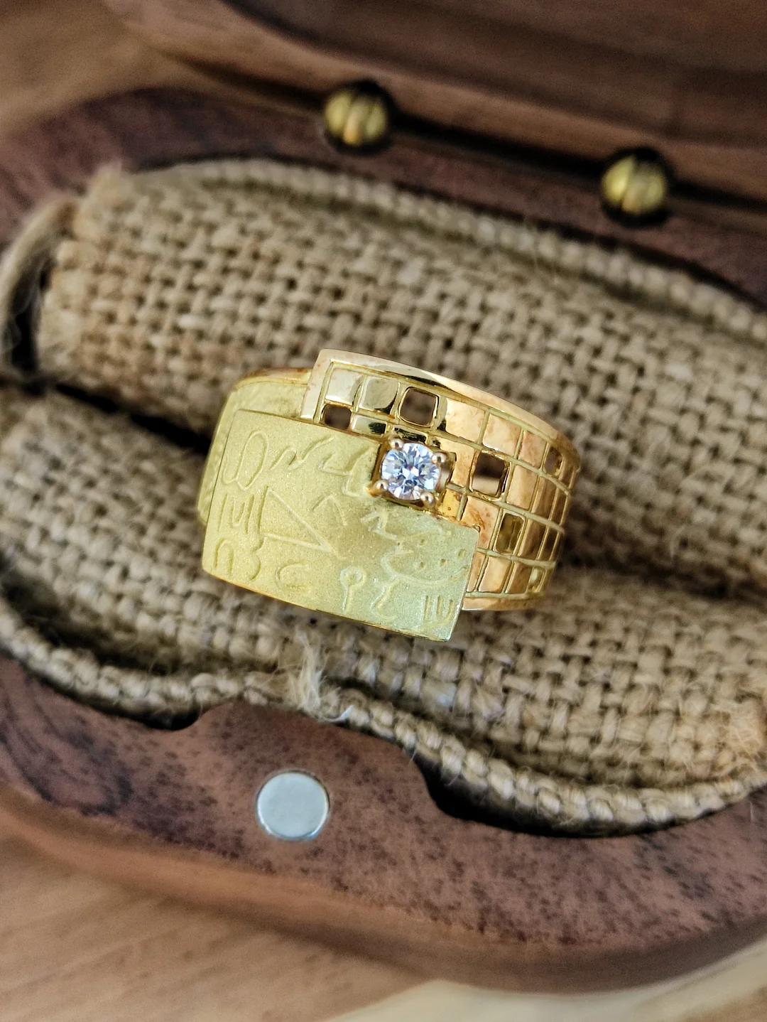 S420 日本名家设计师池田啓子钻石磨砂镂空戒指750，钻石0.09ct，5.6g，15.5/54.5码【工艺精湛，国内难以复制，款式独特，钻石白闪火彩好，有一点氧化，设计师纹理部分不建议翻新】