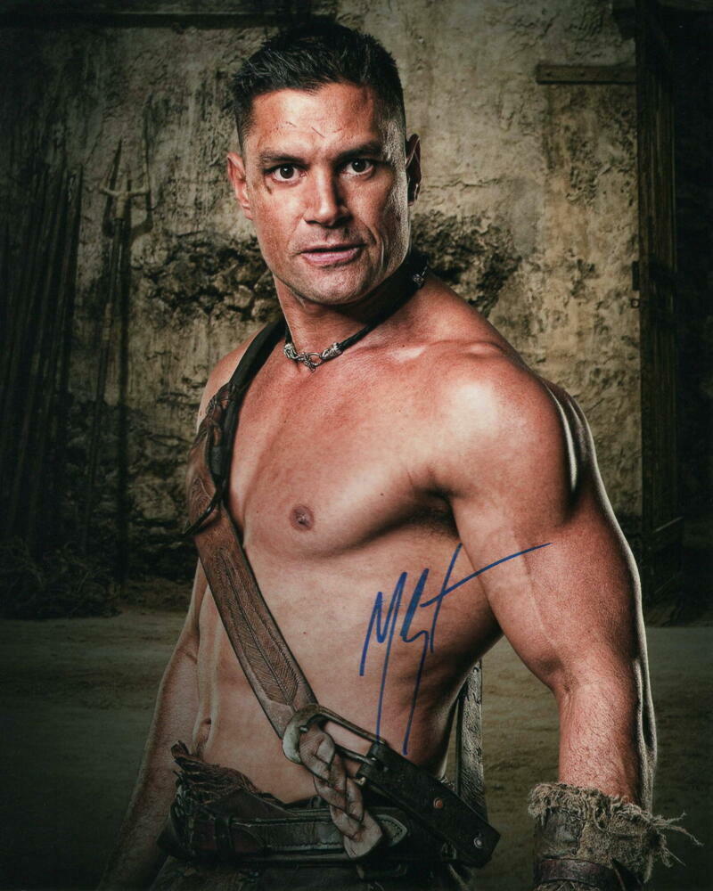 MANU BENNETT SIGNED AUTOGRAPH 8x10 Photo Poster painting - AZOG THE DEFILER THE HOBBIT SPARTACUS