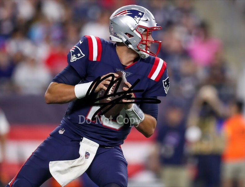 Mac Jones Signed Photo Poster painting 8X10 rp Auto Autographed New England Patriots Rookie