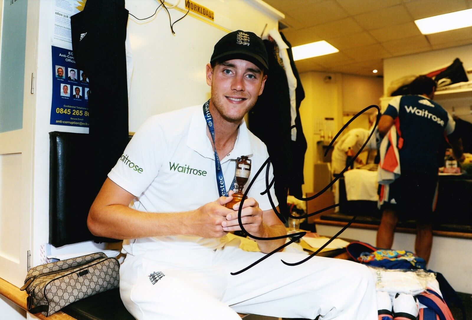 Stuart Broad Signed 12X8 Photo Poster painting 2015 Ashes TROPHY AFTAL COA (2608)