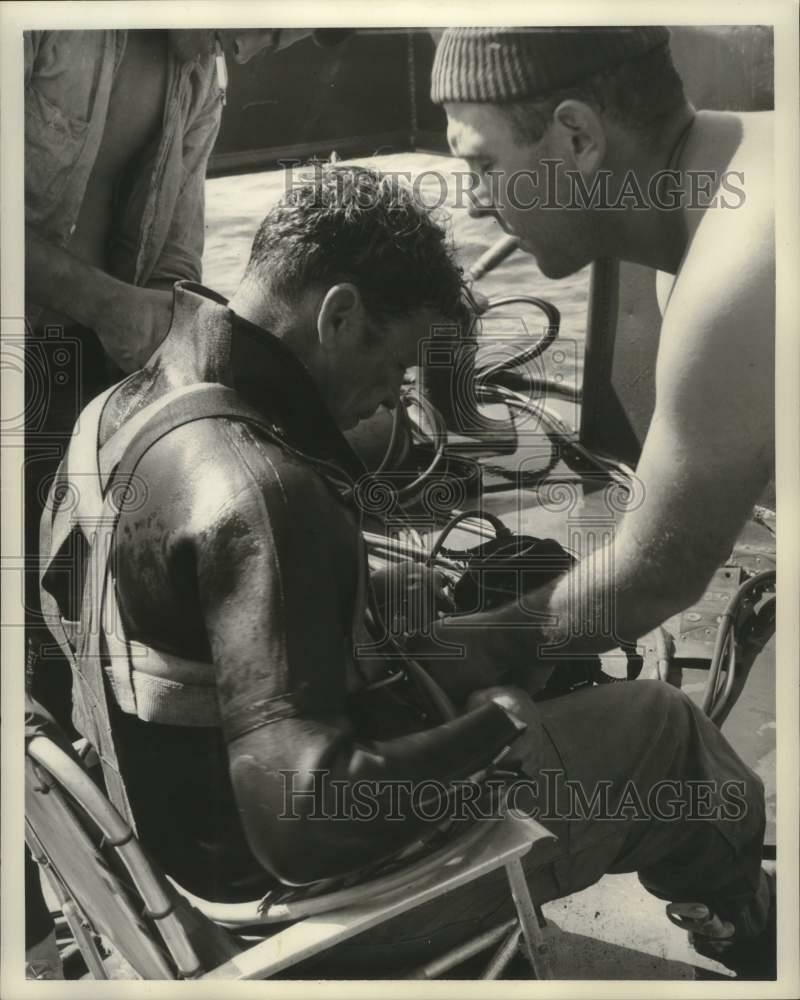 Press Photo Poster painting Norman Knudsen removing equipment from Henderson after the dive