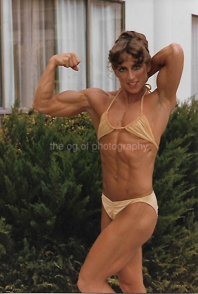 THE GIRL NEXT DOOR IS RIPPED 80's 90's FOUND Photo Poster painting Color MUSCLE WOMAN EN 17 10 N