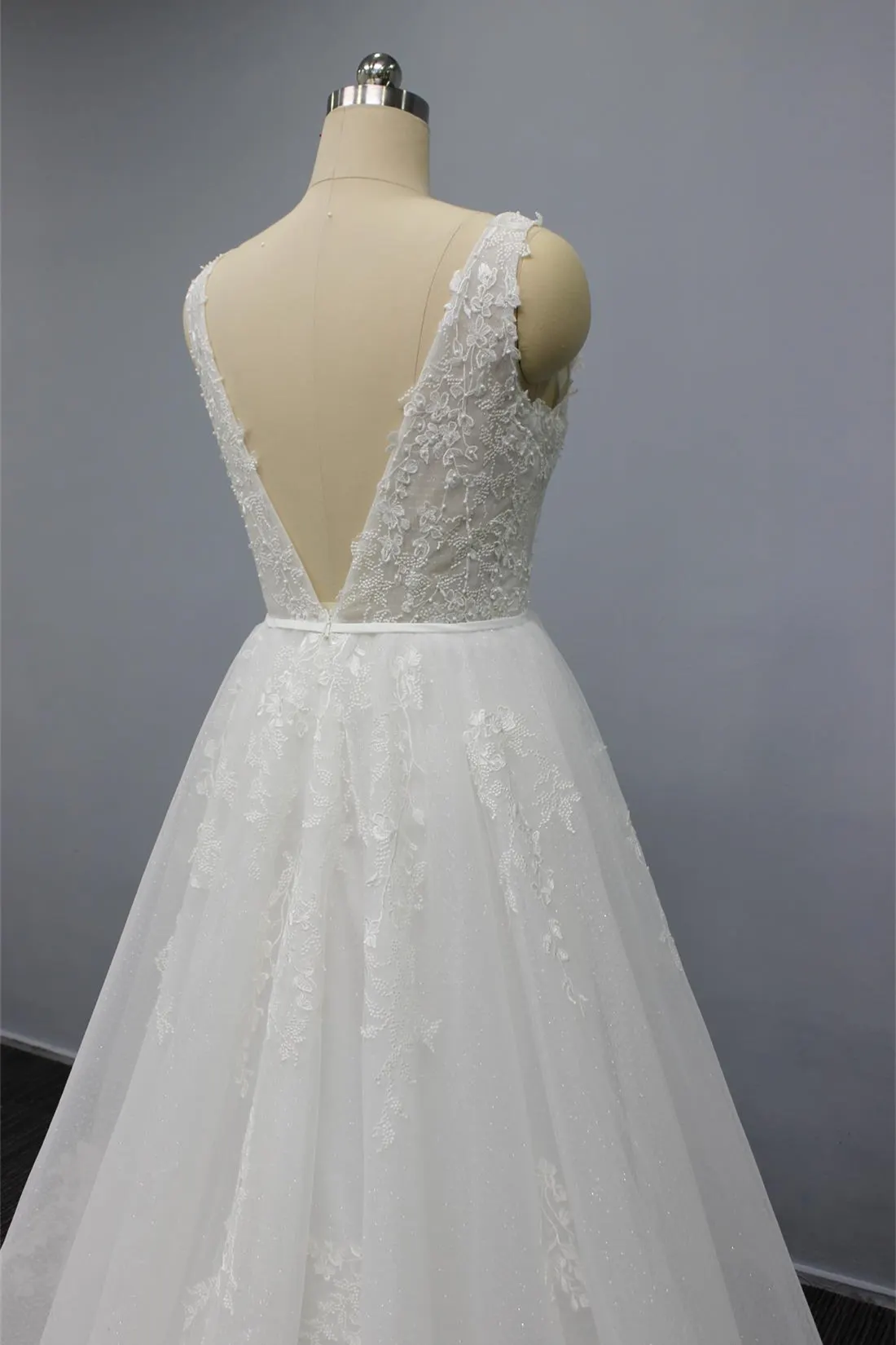 Elegant Dasida Vintage A-Line V-Neck Wedding Dress with Appliques Lace Tulle
