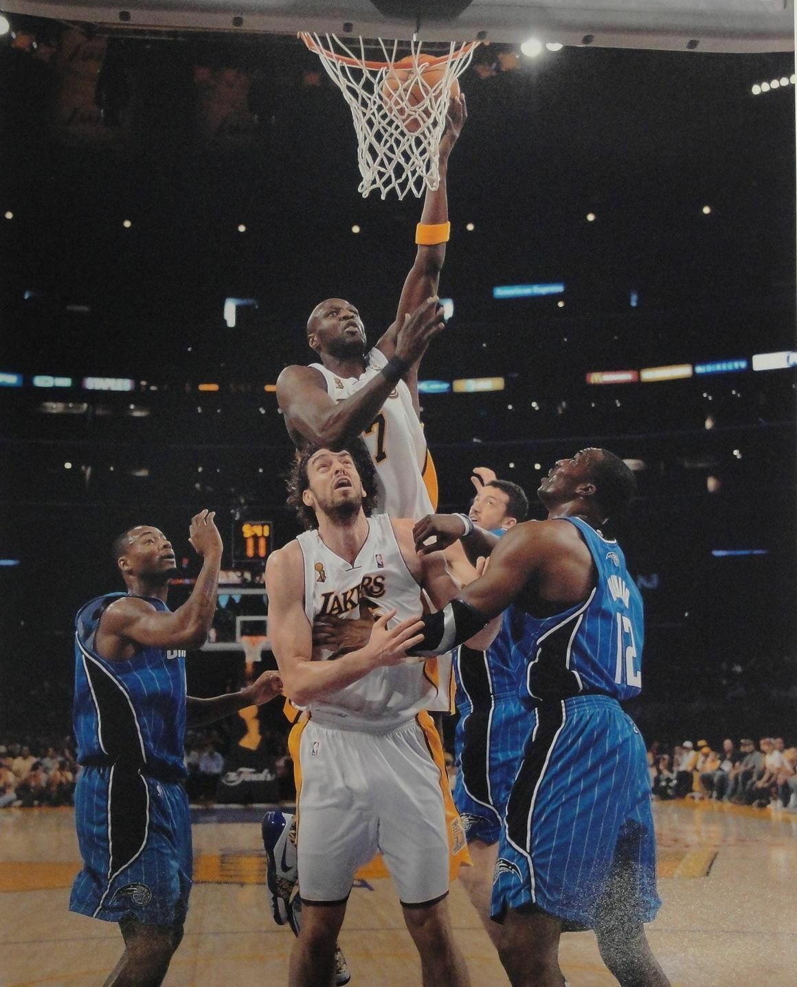 Lamar Odom 16x20 Photo Poster paintinggraph UNSIGNED Championship Trophy Lay Up LA Lakers