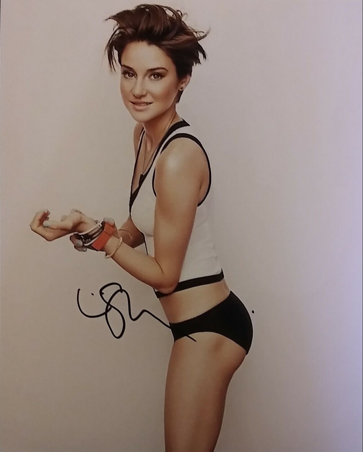 Shailene Woodley signed 8x10