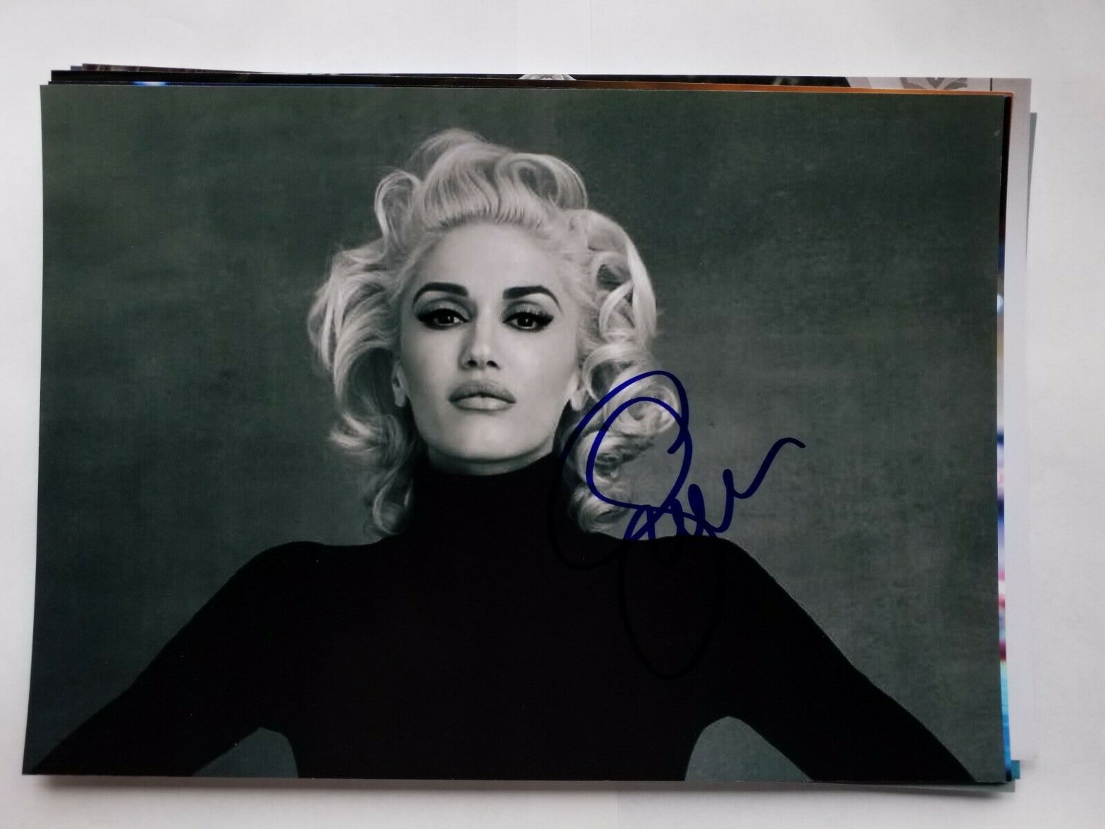 GWEN STEFANI Autographed Authentic Signed 11 3/4 × 8 1/4 Photo Poster painting