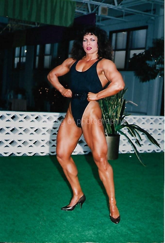 PRETTY BUFF WOMAN 80's 90's FOUND Photo Poster painting Color MUSCLE GIRL Original EN 21 68 ZZ