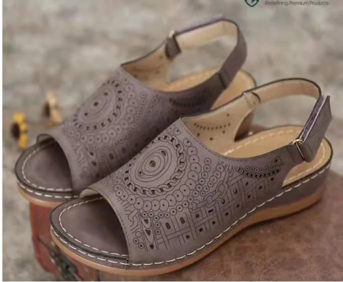 Yyvonne 2025 Summer New Sloped Sandals Women's Hollow Flat Heel Toe Buckle With Retro Hole Shoes