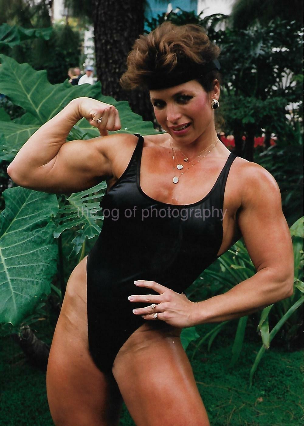 FEMALE BODYBUILDER 80's 90's FOUND Photo Poster painting Color MUSCLE WOMAN 5 X 7 EN 111 8 L