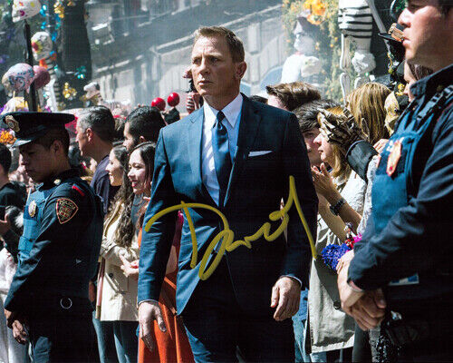 Autographed Photo Poster painting Daniel Craig Signed 8 x 10