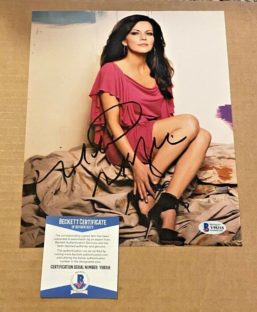 MARTINA MCBRIDE SIGNED SEXY 8X10 Photo Poster painting BECKETT CERTIFIED #4 COUNTRY MUSIC