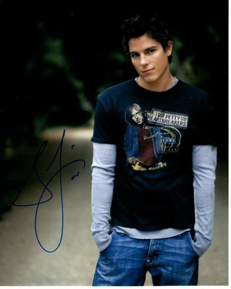 Sean faris signed autographed tom petty and the heartbreakers t-shirt Photo Poster painting