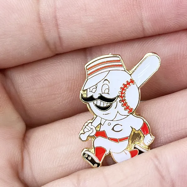 Foto del pin Bateador sonriente juguetón