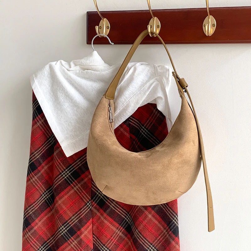 Mongw Mongw Autumn / Winter Women's Temperament Suede Armpit Crescent Bag