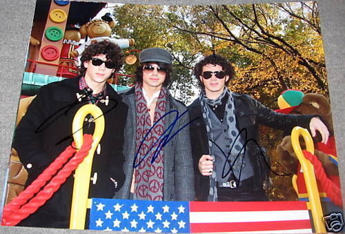 JONAS BROTHERS SIGNED AUTOGRAPH PARADE CANDID NEW Photo Poster painting