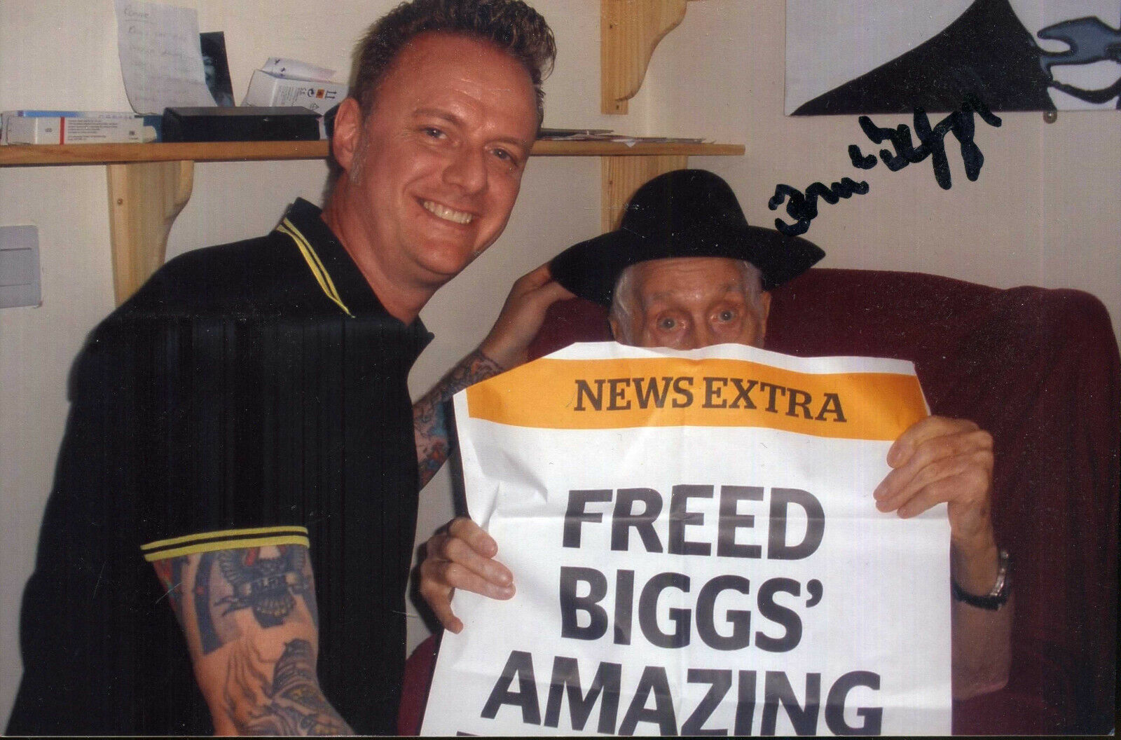 RONNIE BIGGS Signed 'News Extra' Photo Poster paintinggraph - Great Train Robbery - preprint