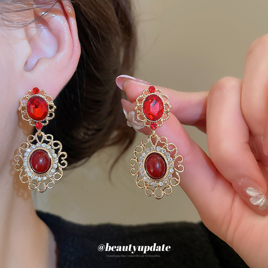 Oval-shaped silver stud earrings with diamond embellishments exuding a courtly retro elegant and sophisticated charm