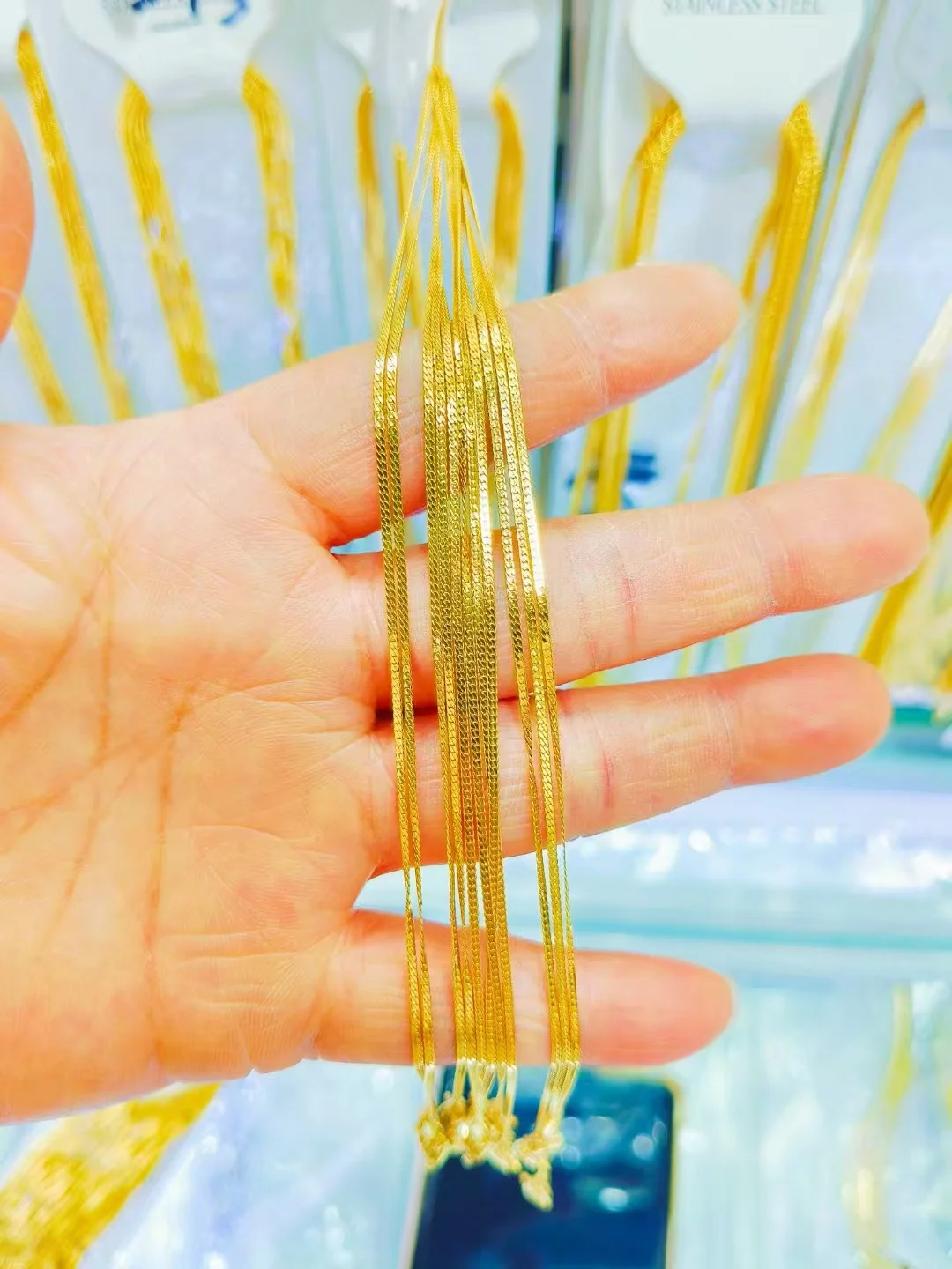 Interchangeable chains that can be worn as a minimalist necklace.