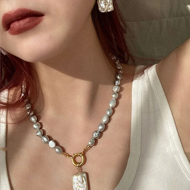 Elegant Vintage Metal Natural Baroque Pearl Pendant Necklace