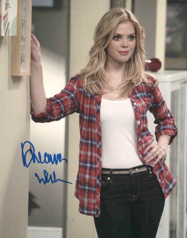 Dreama Walker Signed Autographed Glossy 8x10 Photo Poster painting - COA Matching Holograms