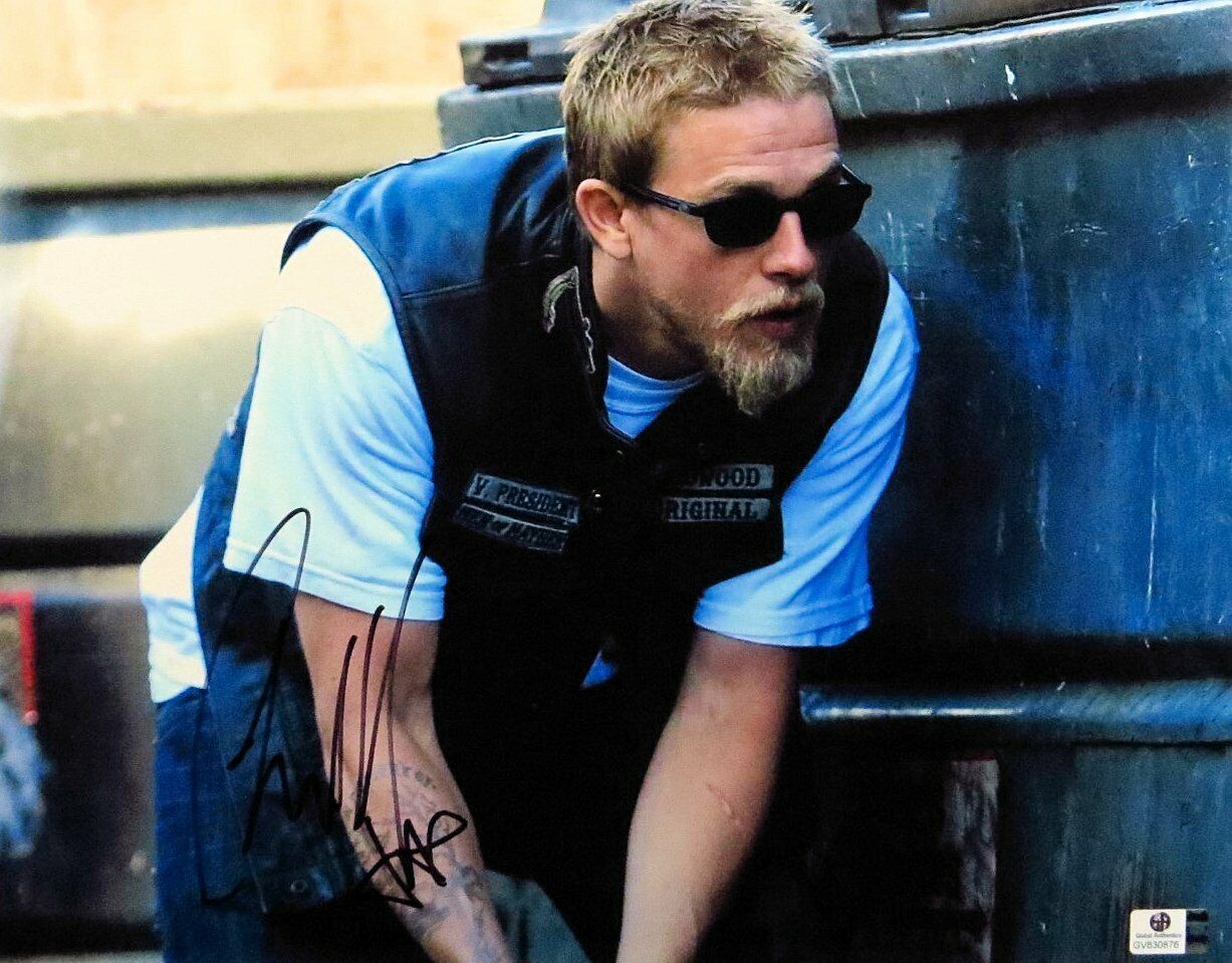 Charlie Hunnam Signed Autographed 11X14 Photo Poster painting Sons of Anarchy Crouching GV830876