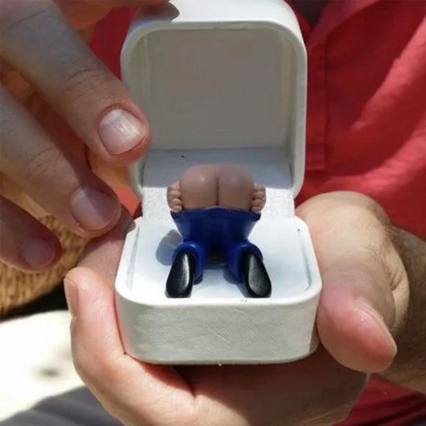 💍Farting Butt in Ring Box (No Ring)