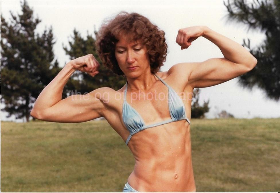 THE WOMAN NEXT DOOR IS RIPPED 80's 90's FOUND Photo Poster painting Color MUSCLE GIRL EN 17 24 Z