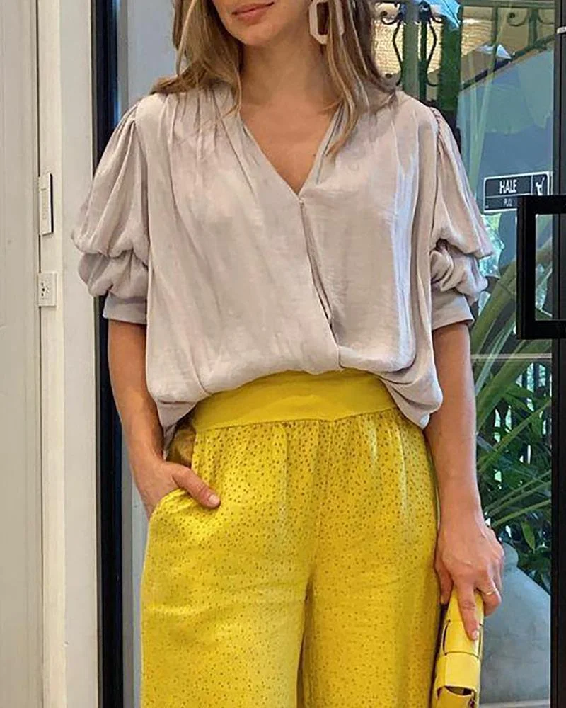 Set of solid color V-neck top & printed slacks