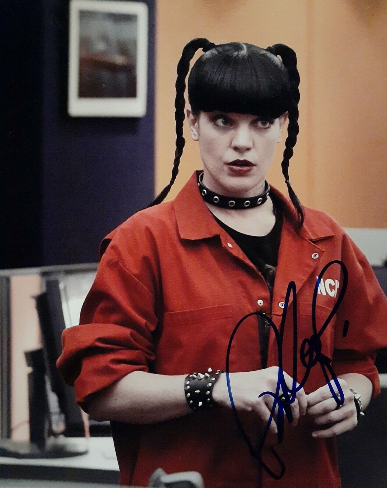 Pauley Perrette signed 8x10