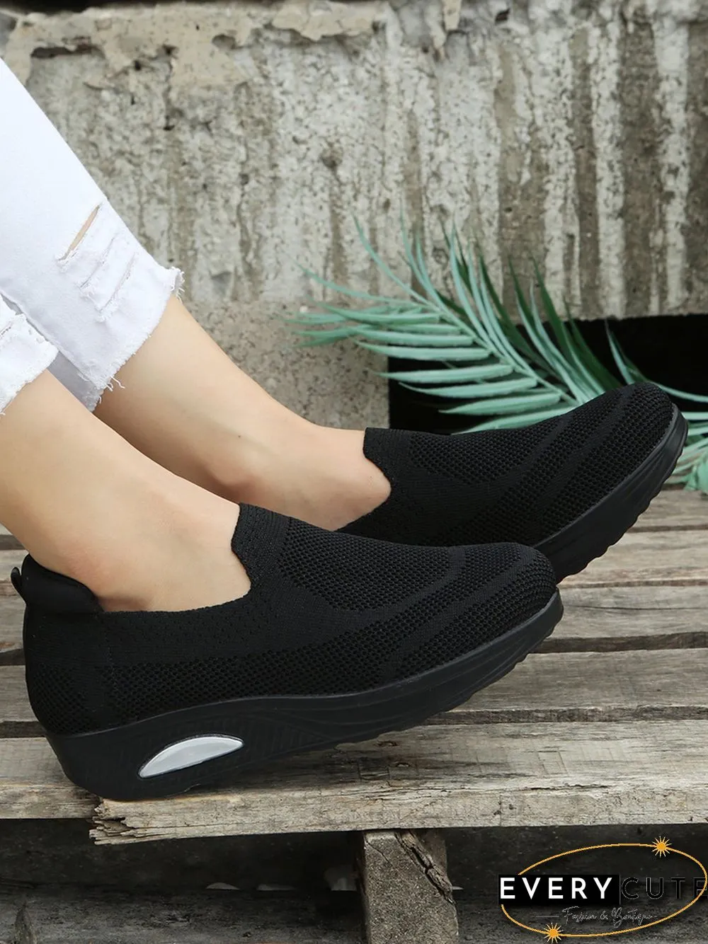 Contrasting Color Comfort Shock Absorbing Flyknit Sneakers