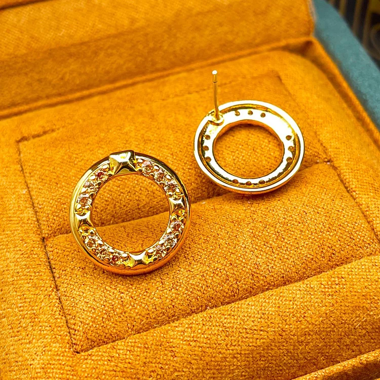 Exquisite and compact circular earrings
