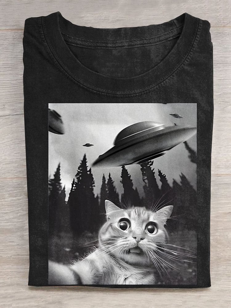 Cute cat selfie with UFO |  Unisex T-SHIRT