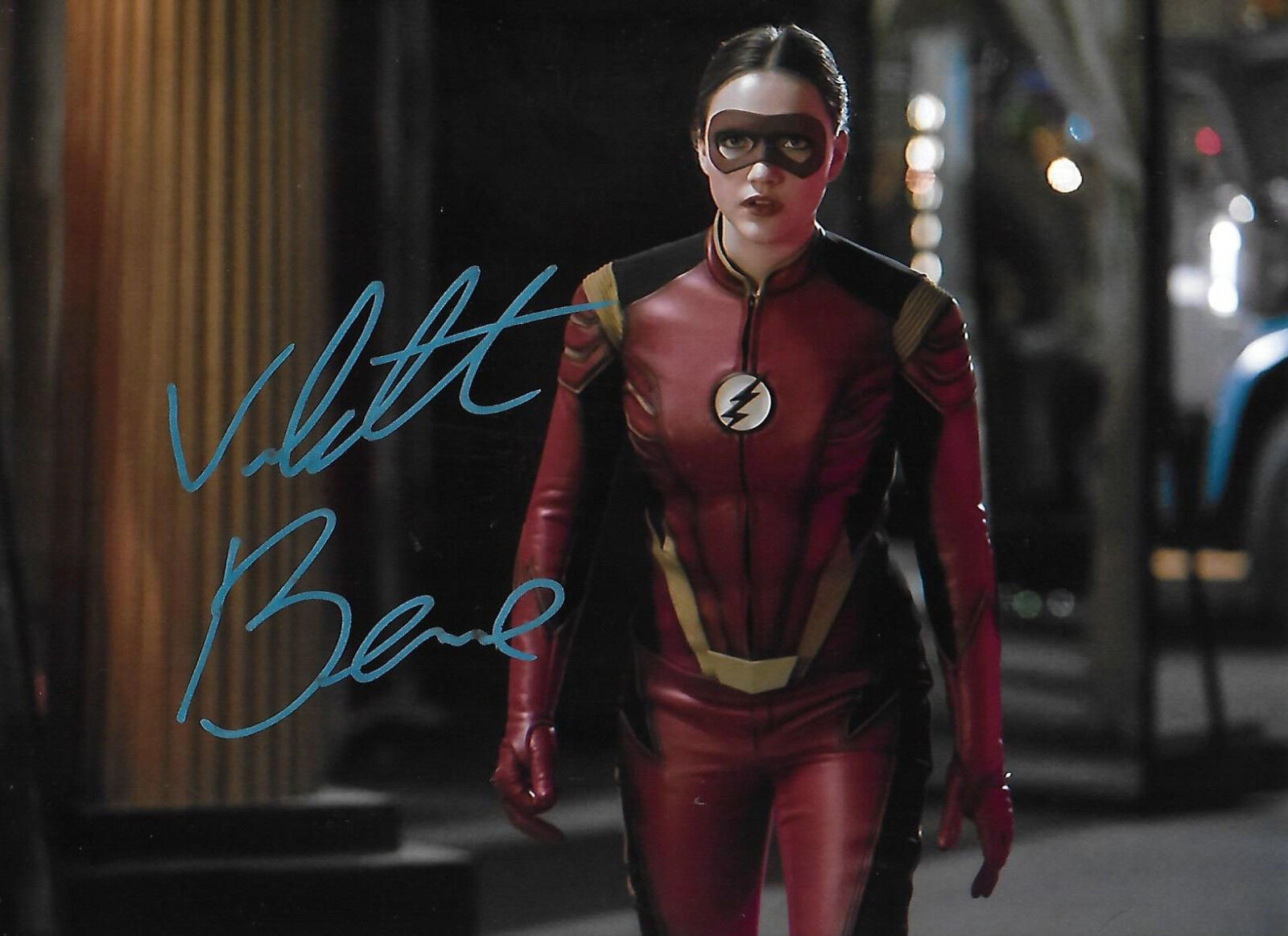 Violett Beane signed Autographed Photo Poster painting RARE SEXY HOT Supergirl