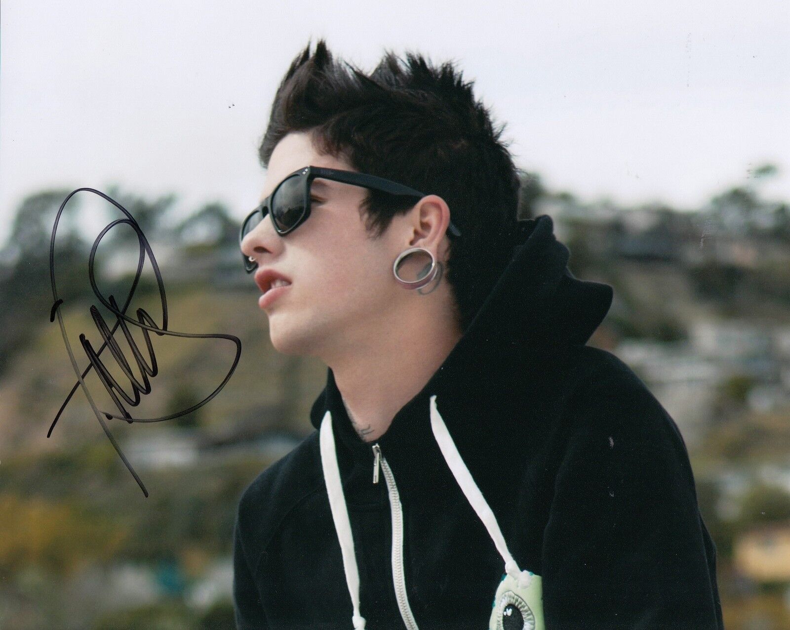 T MILLS (TRAVIS MILLS) signed *MUSIC* RAPPER 8X10 Photo Poster painting ALL I WANNA DO W/COA #2