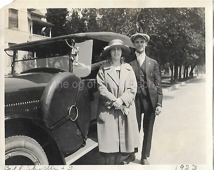 CAR COUPLE Vintage FOUND Photo Poster paintingGRAPH bwOriginal Portrait 03 7 Y