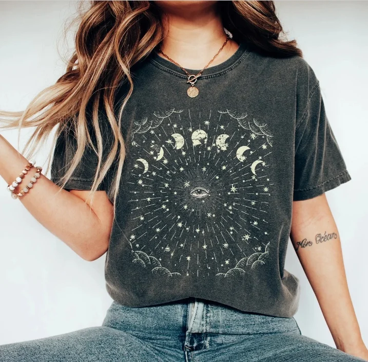 Gemütliches Kurzarm-T-Shirt aus 100 % Baumwolle mit himmlischer Mondphasen- und Sternengrafik