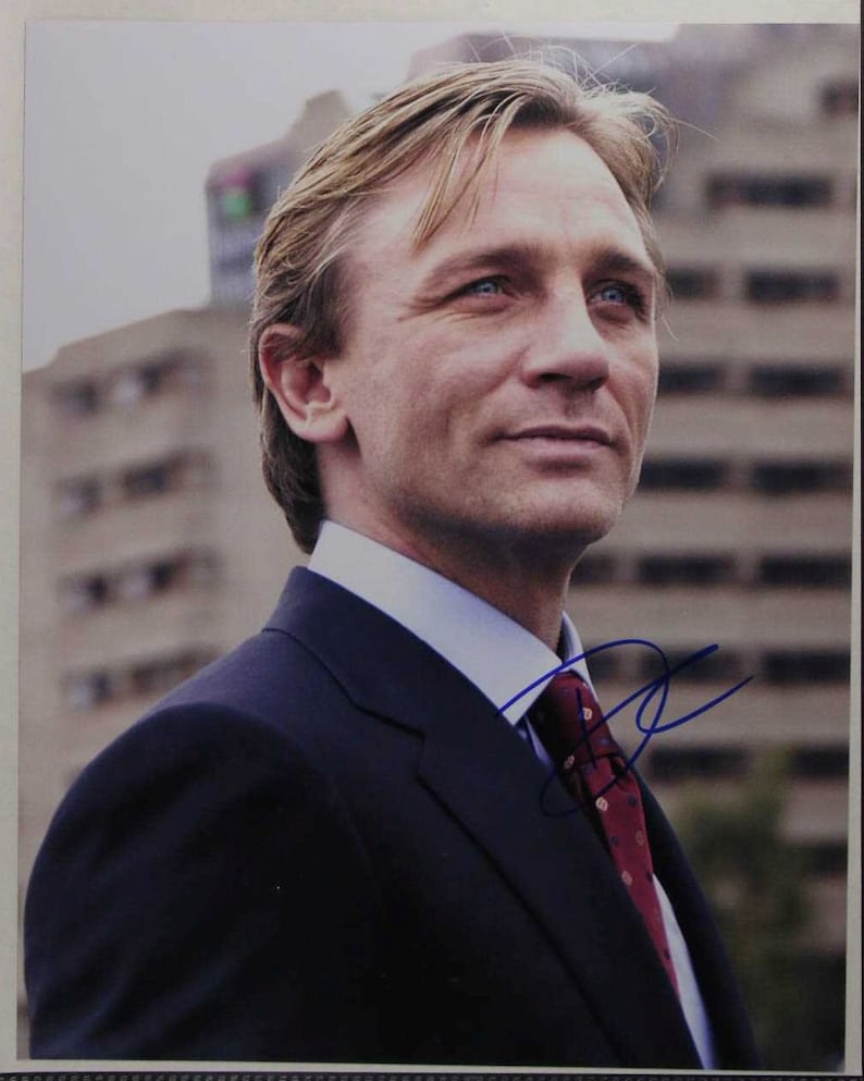 Daniel Craig Signed Autographed Glossy 8x10 Photo Poster painting - COA Matching Holograms