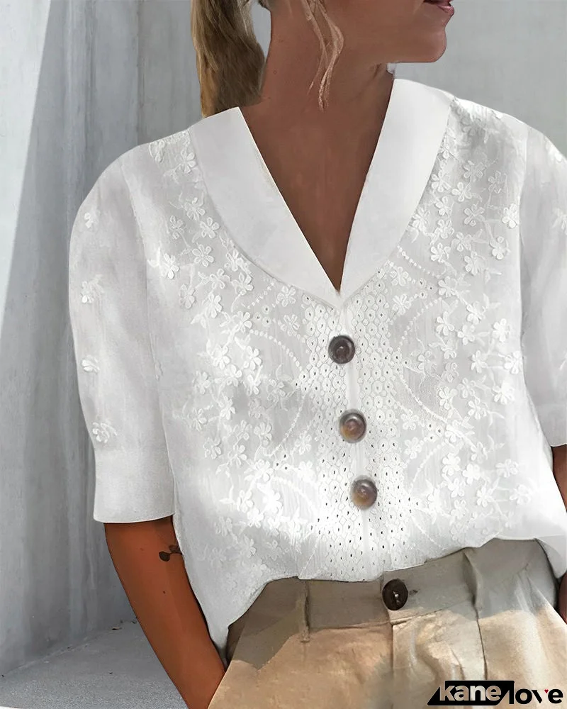 Tailored and airy Blouse