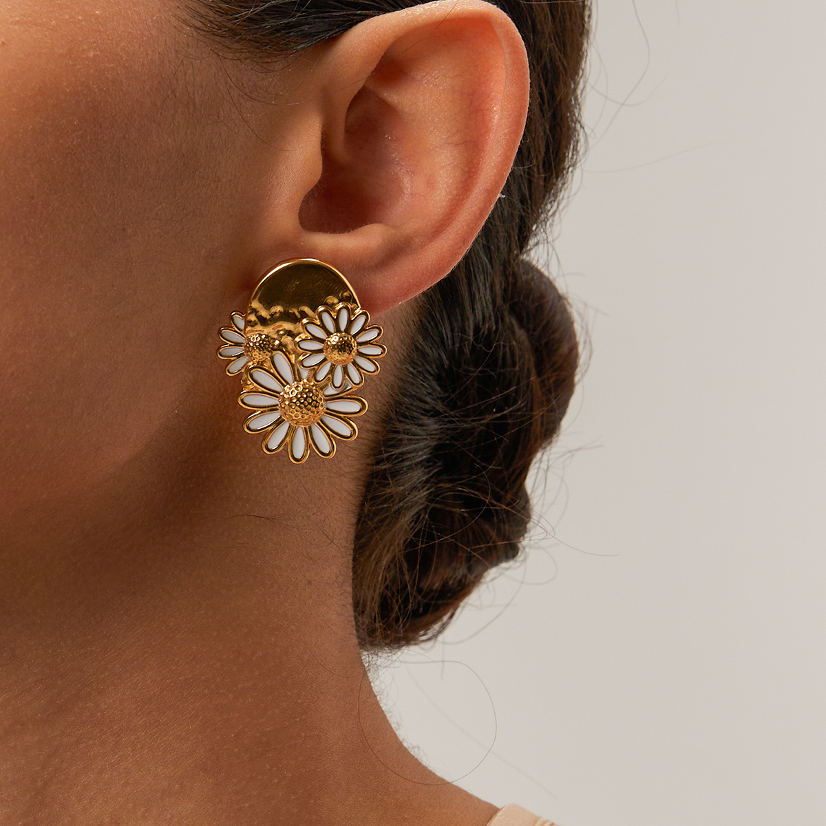 Newlytor 18k Gold Plated Stylish White Dripping Oil Small Daisy Earrings Stainless Steel Women Anti Allergic Metal Distinctive Jewelry