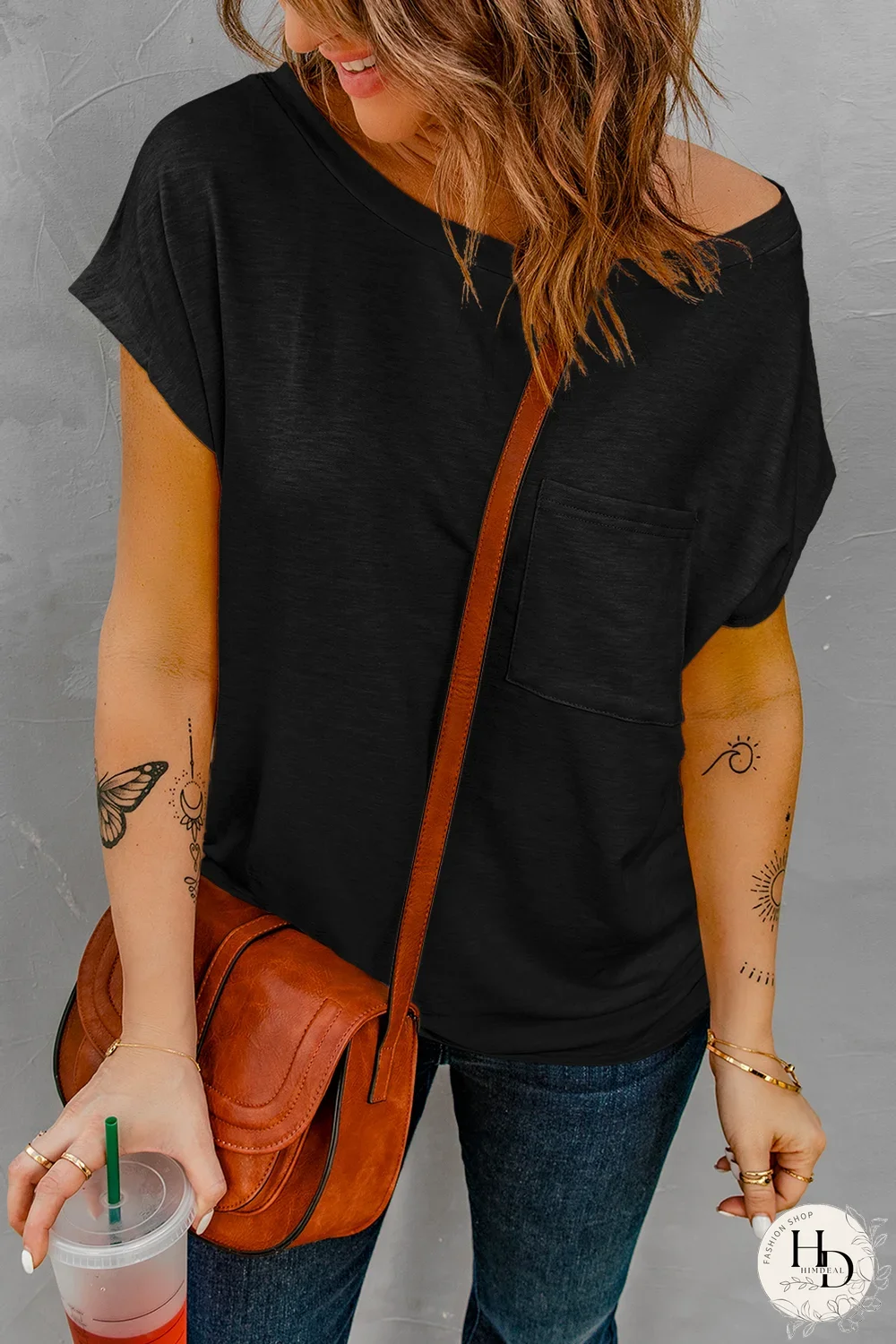 Camiseta Básica Manga Corta Negra con Bolsillo Parche