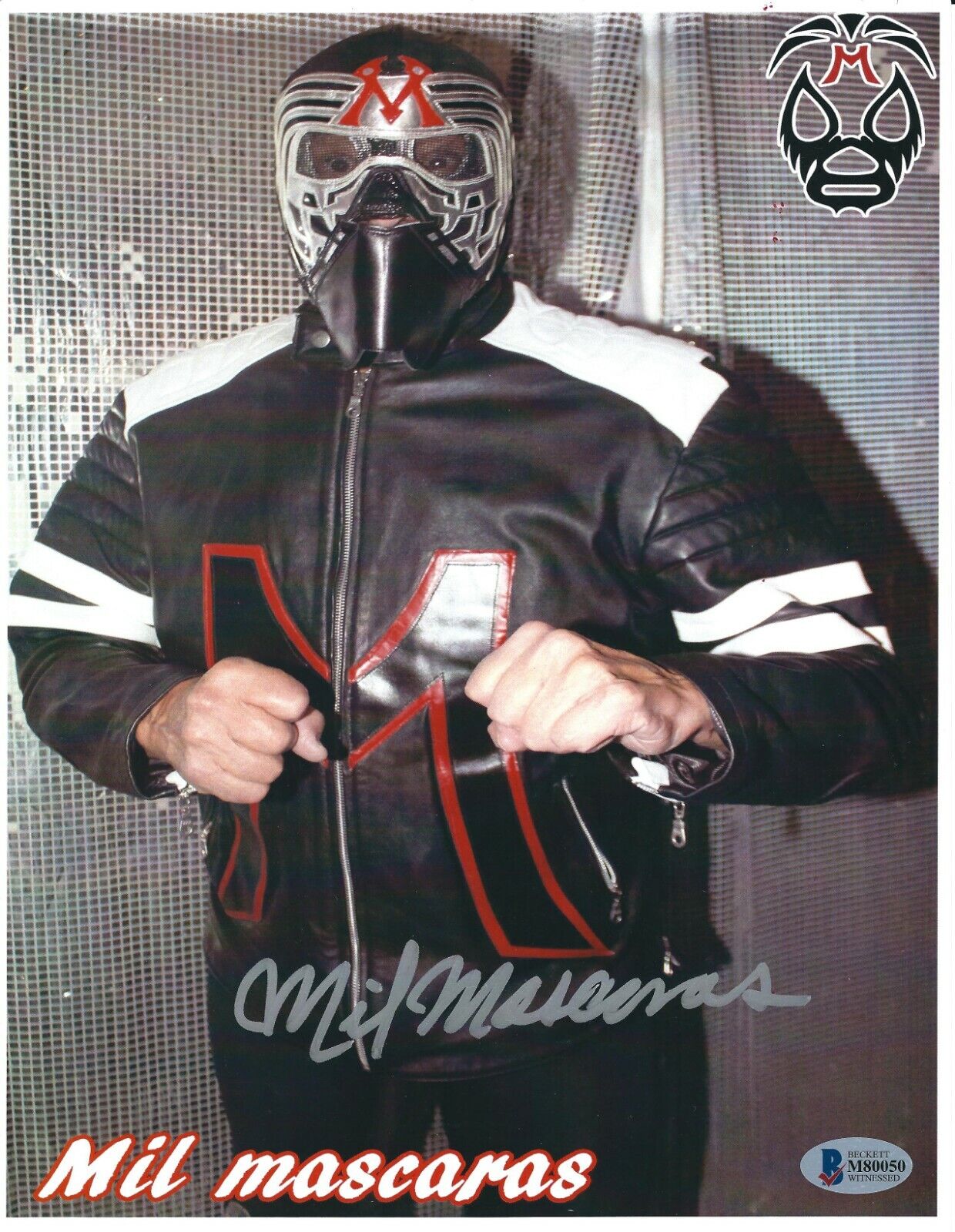 Mil Mascaras Signed Wrestling 8.5x11 Photo Poster painting *WWE HOF *Lucha Libre Beckett M80050