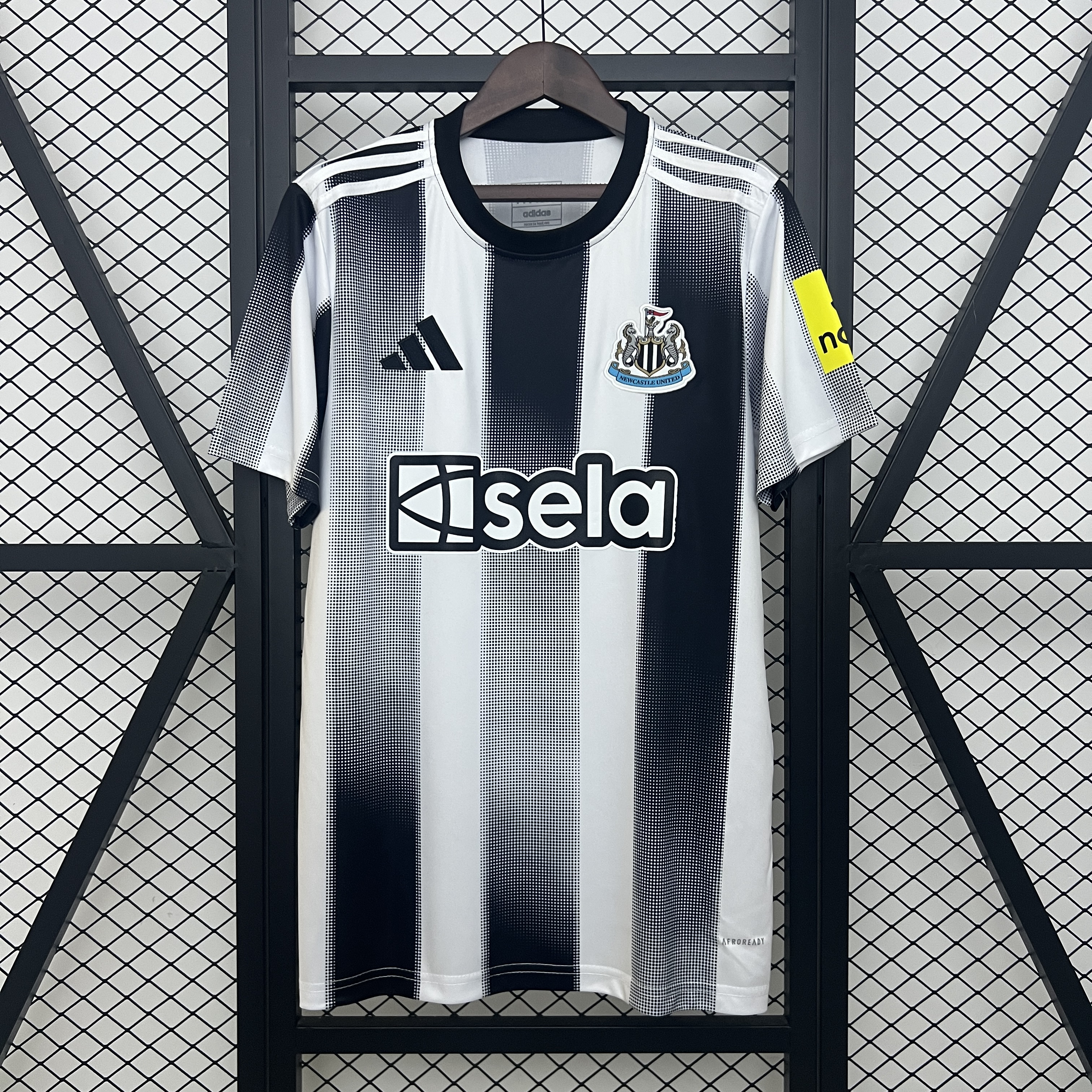 25/26 Newcastle United Home Football Shirt 1:1 Thai Quality