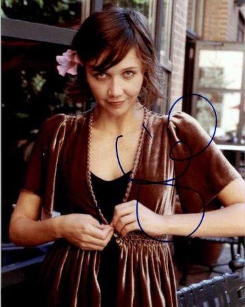 Maggie Gyllenhaal Autographed Glossy 8x10 Photo Poster painting